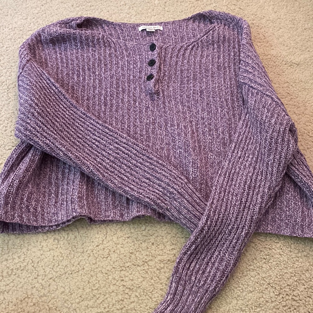 Cropped sweater with 3 buttons